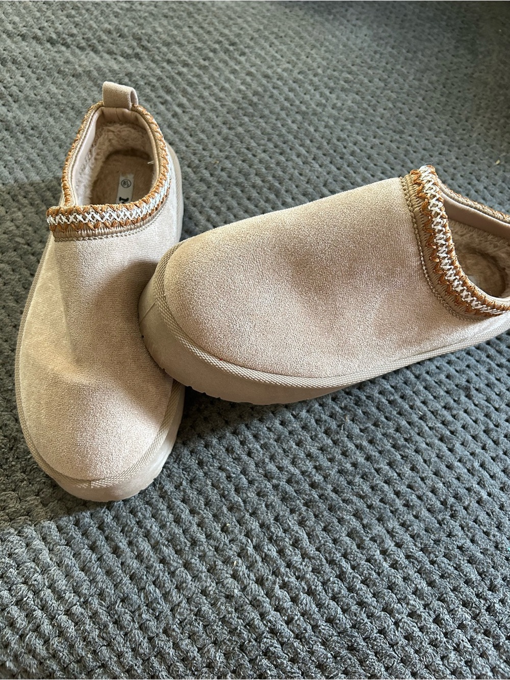 Mudd size 8.5 Cozy Slip-On Shoes in Light Beige